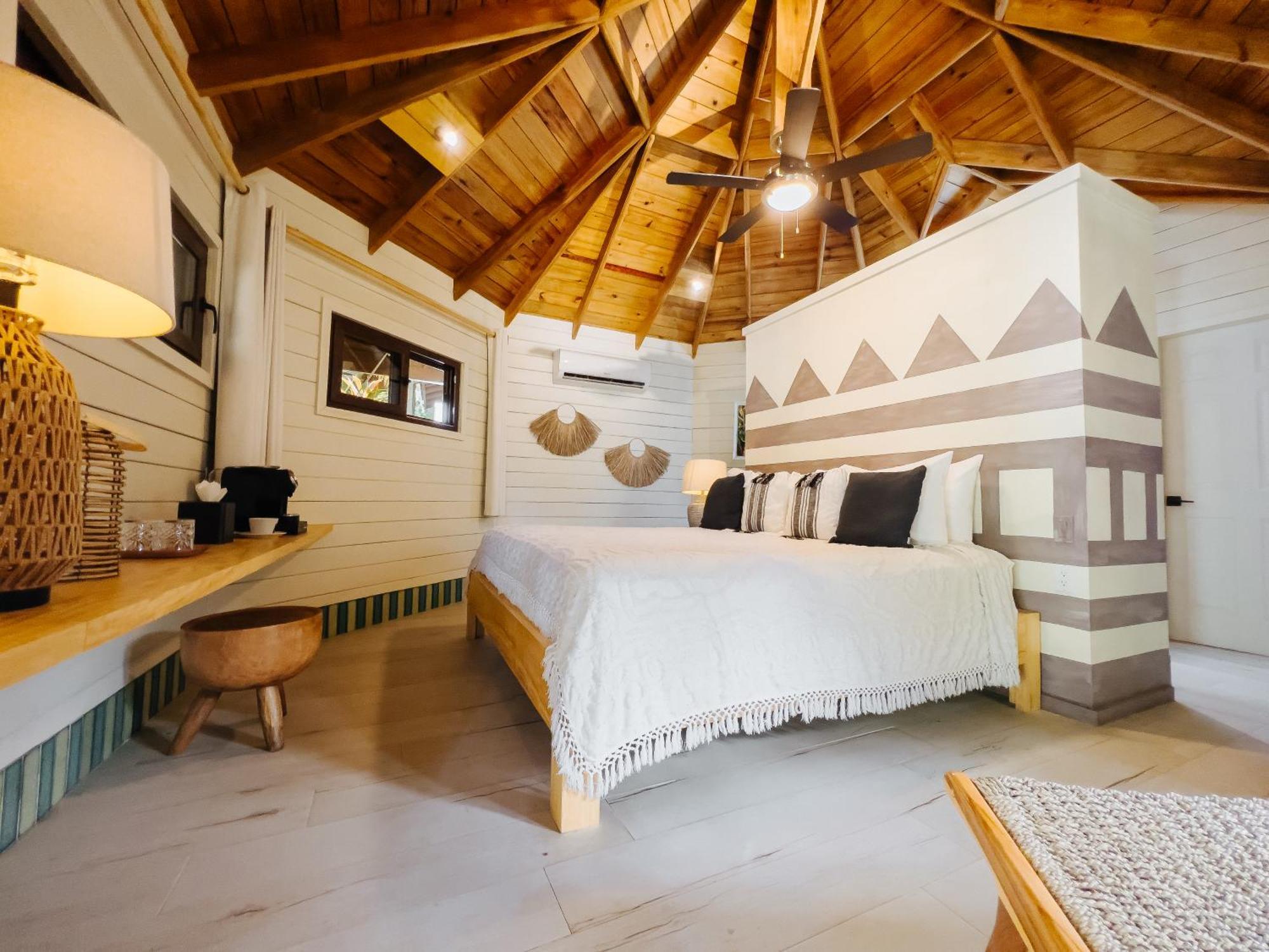 Tranquilseas Eco Lodge & Dive Center Sandy Bay ภายนอก รูปภาพ